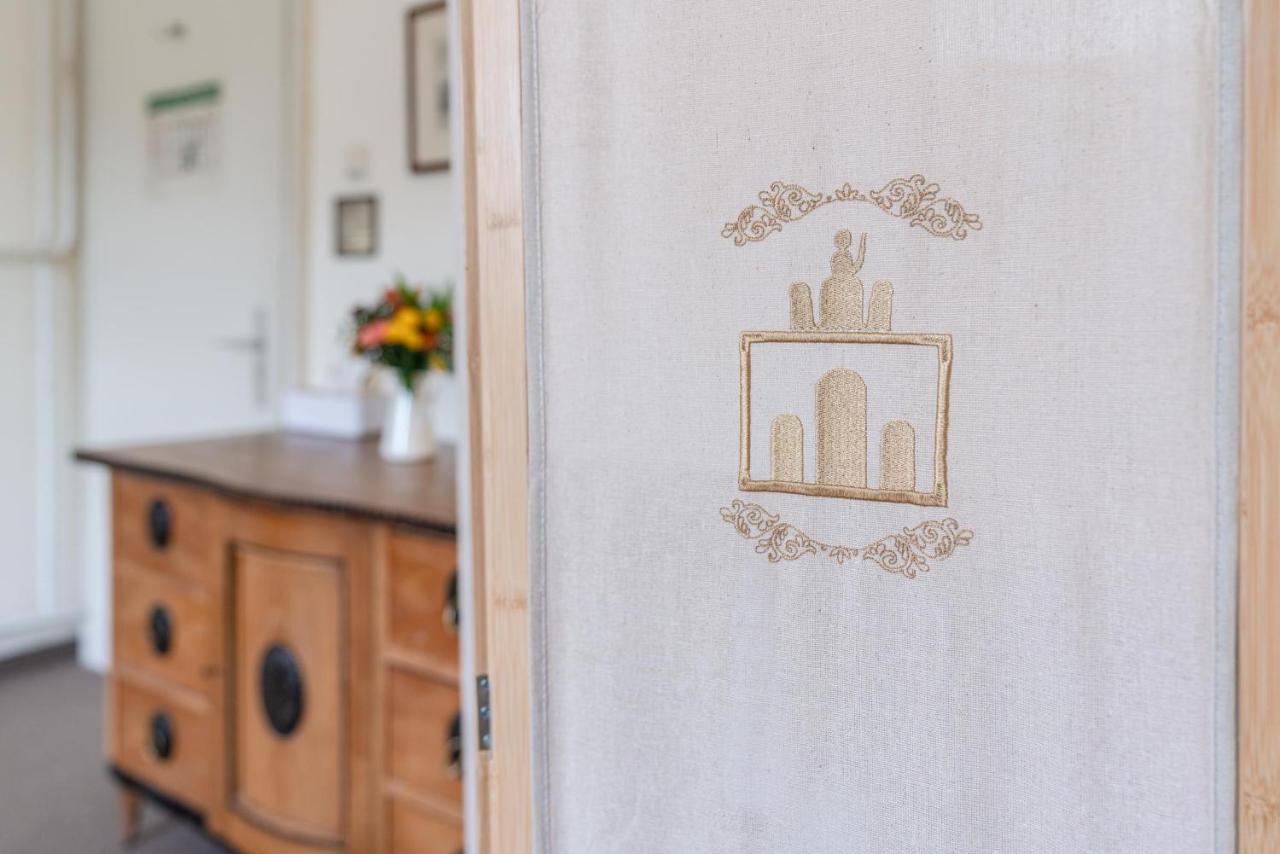Chambre Simple avec Toilettes et Douche Communes