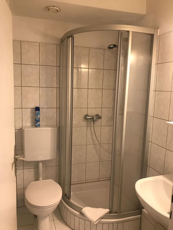 Chambre Double ou Lits Jumeaux avec Salle de Bains Commune