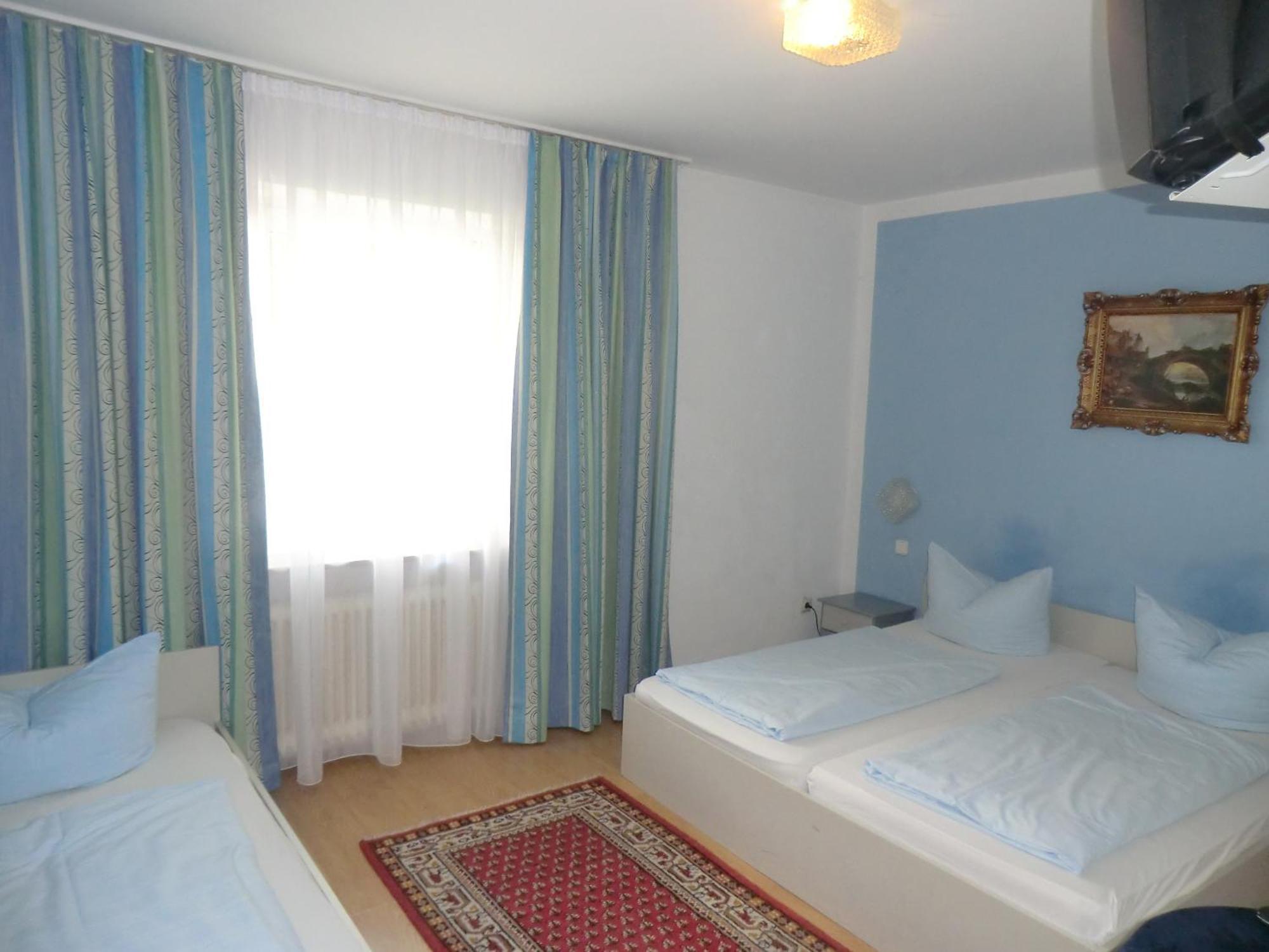 Chambre Triple avec Toilettes Communes